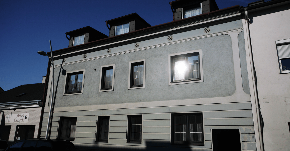 The Story of a Daughter Kept Inside for Decades